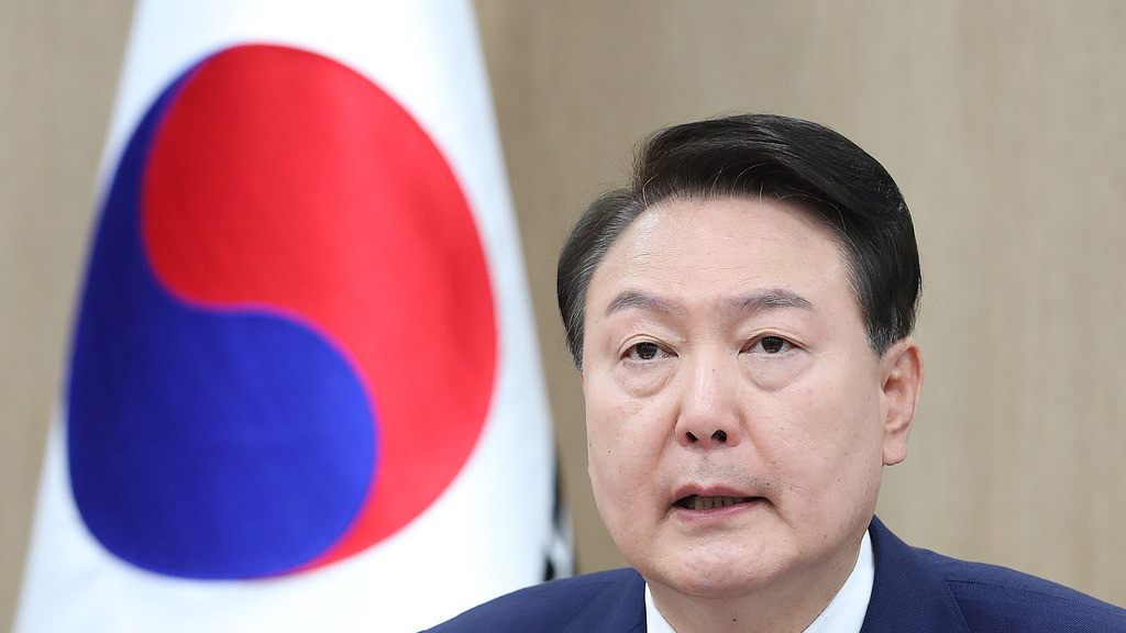 尹锡悦开始拘留所的生活，吃泡菜睡地上，房间只有10平米左右