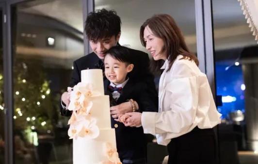 古巨基多年来在影视、音乐界发光发热，留下众多经典。如今他迎来结婚10周年，特意庆