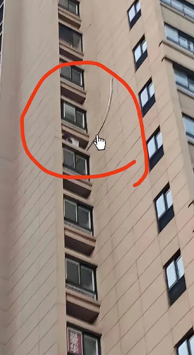 家人们谁懂啊！我欢欢喜喜搬进新家，楼上邻居却给我添堵。他家空调外机不按规定放，直