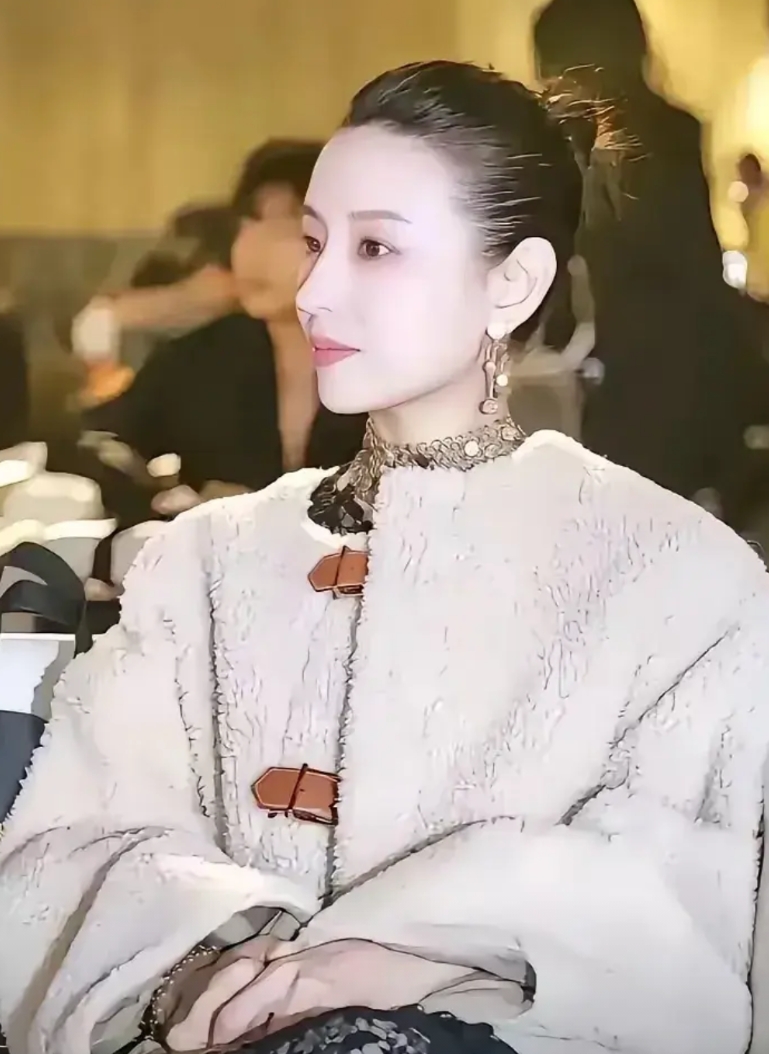 这是我看到过董洁最美的一张照片，这侧脸的颜值真的无与伦比！感觉有点像奥黛丽·赫本