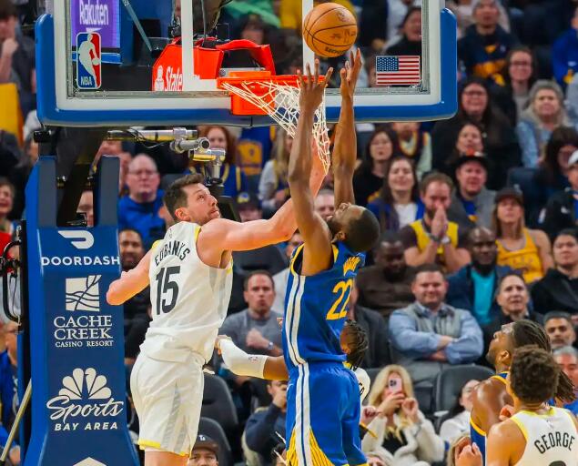 勇士114-103胜爵士。赛后主帅科尔采访称，施罗德第三节倒地让他紧张，以为其扭