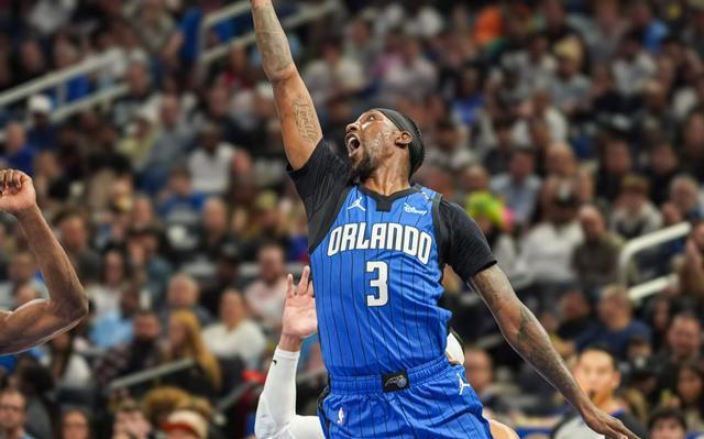 NBA赛场再现超级逆转，猛龙队掀翻魔术队。本赛季表现不佳的魔术队开场火力全开，打