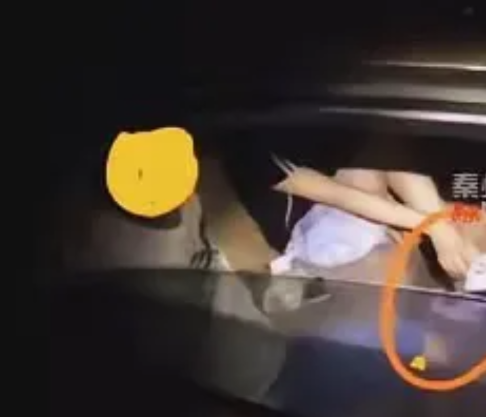 惊爆！成都街头女子醉酒后与代驾上演惊人一幕。

近日，成都的街头出现了让人惊掉下