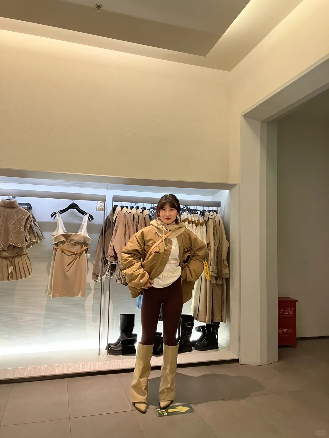 zara牛仔裤管靴值得入吗？！
真的显得腿很长
又很直！
简直小腿外翻隐藏神器！