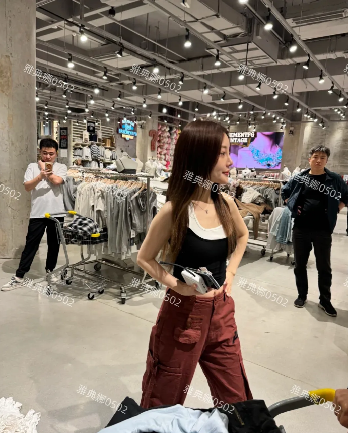 逛街偶遇李小璐甜馨，李小璐本人很真年轻，个子不高娇小苗条，脸巨小皮肤白到发光，打