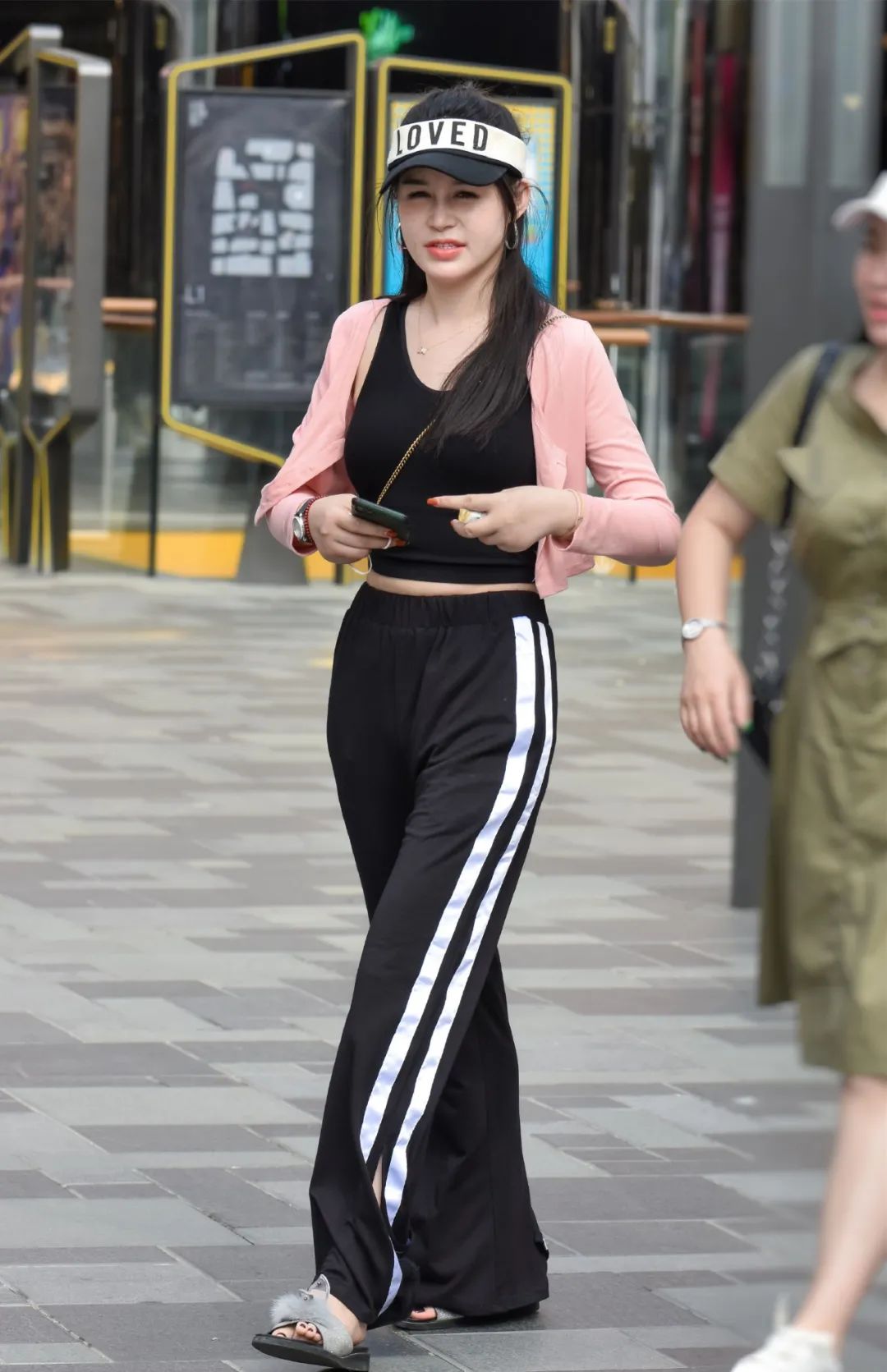 
现在的人们都以瘦为美，尤其是对女生，很多人接受不了肥胖的女生，让她们在任何地方