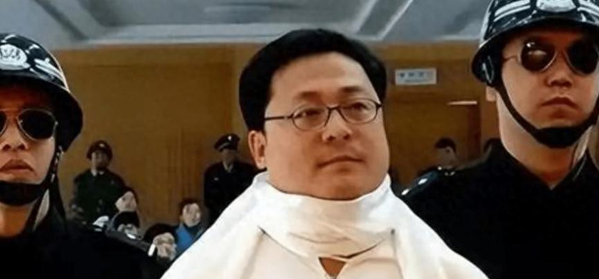 2006年，身价500亿的袁宝璟被押到殡仪馆，
接受死刑时他一脸不服
令人费解的