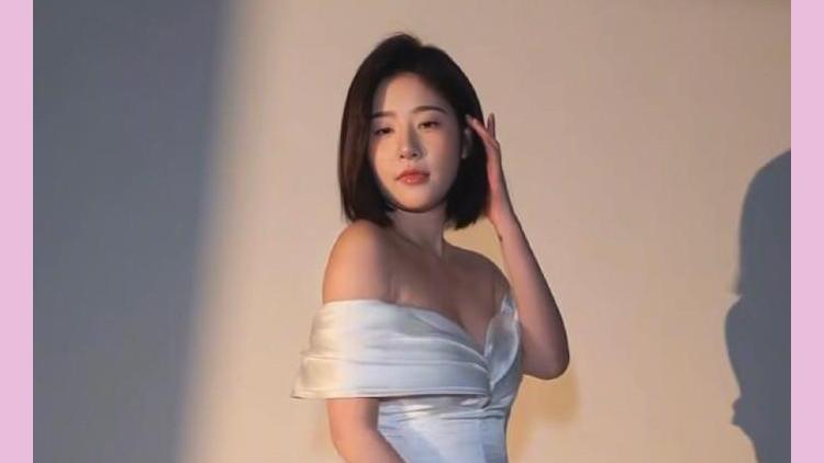 黄一鸣婚纱照端庄大气，网友忙P全家福