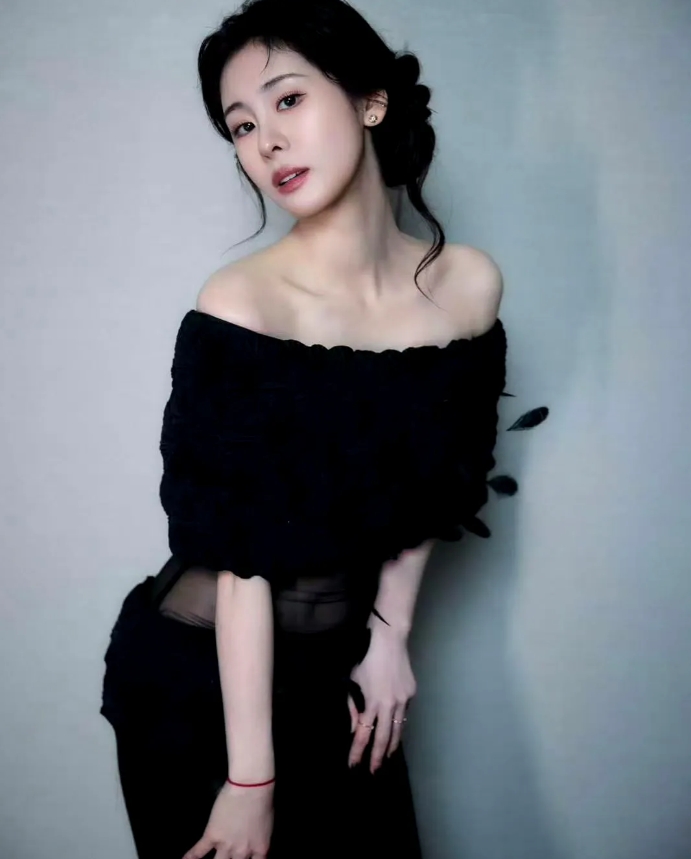 她长得比刘亦菲还清纯灵气，唱歌又堪比王菲，身材更是不输杨幂，却甘心为前男友未婚生