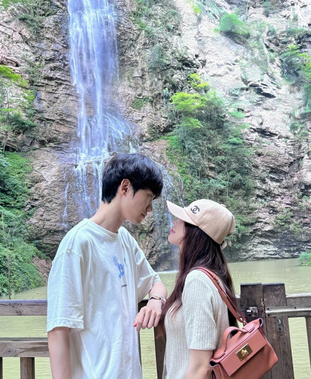 我和男朋友两个人一块去的张家界，考虑了很久到底是自驾游 or 自由行 or 报团