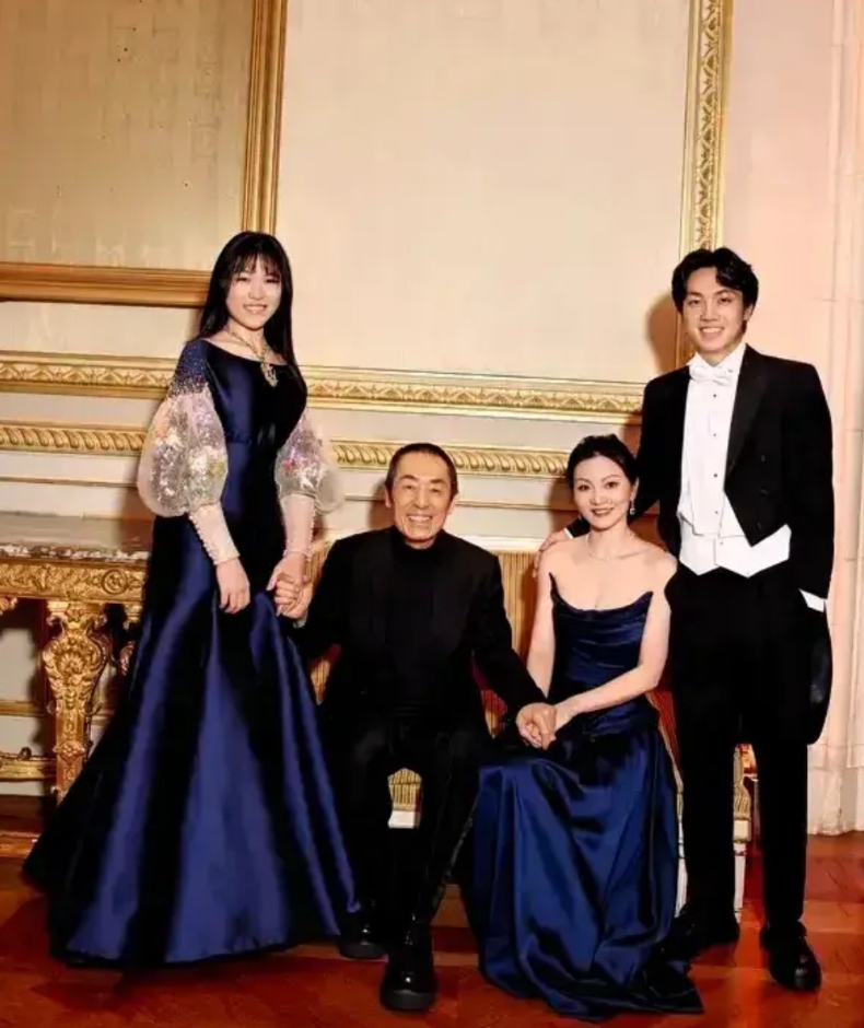 张艺谋，缴纳了748万元的社会抚养费，现在儿女双全，人生圆满:

1. 他的大儿