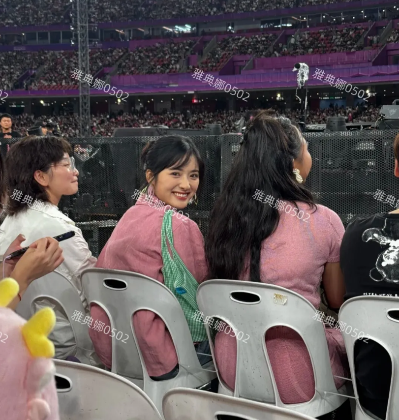 沈月这姑娘可真好看，圆脸大眼睛长睫毛，回头一笑特别迷人，气质清纯甜美特别有灵气，