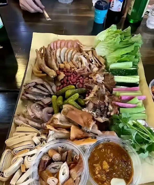 就这下酒菜，你能干几瓶啤酒？