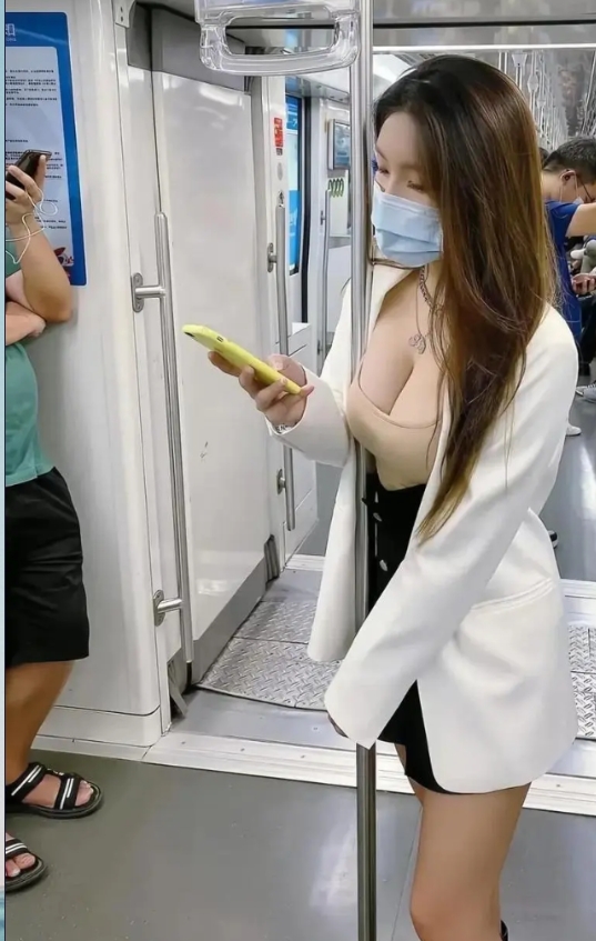 不知道这地铁扶手抗不扛得住！！哈哈哈哈 [大笑][大笑][大笑][大笑][大笑]