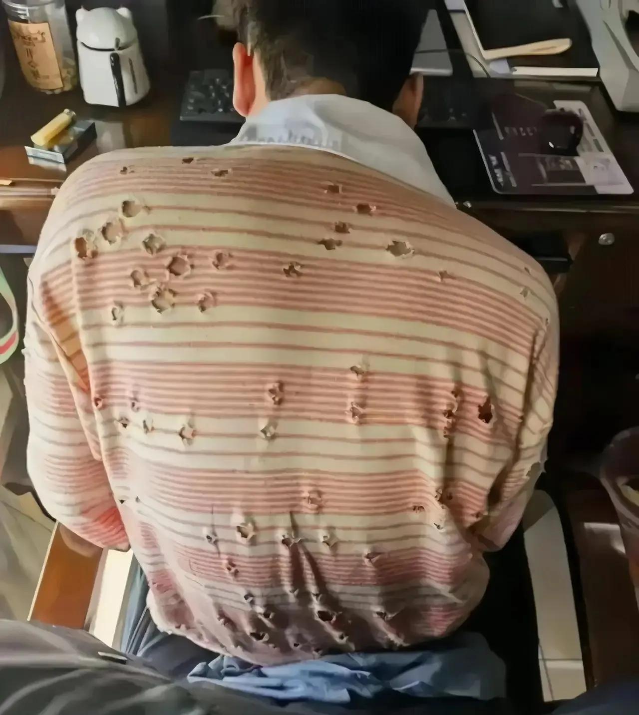 潮流真是越来越看不懂？
以为是一件农民工才穿的破损的衣服，
结果网上一搜，竟然1