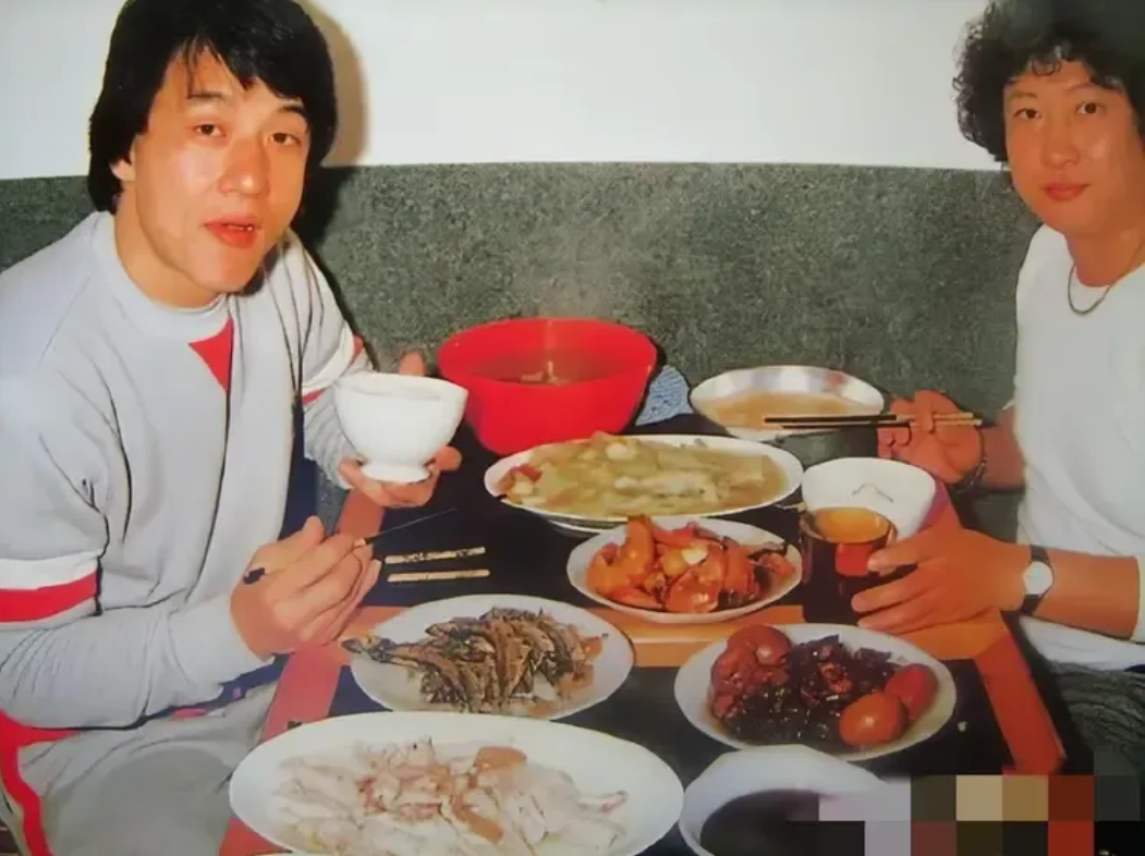 两个稚嫩的武打明星共进午餐，一个是国际巨星成龙，一个是武术指导洪金宝，洪金宝那个