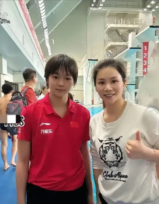 全红婵长这么高了，比何姿都高了几厘米。
现在全红婵不但长高了，也长漂亮了，真的是
