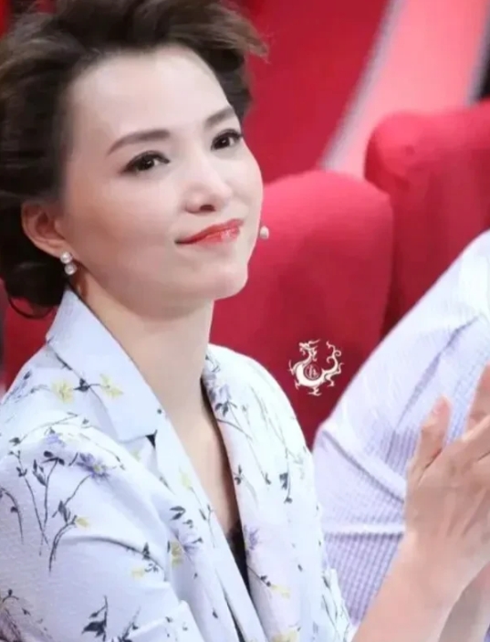 为什么好多人都喜欢拿她和龙洋、周涛比呢？我觉得她只是长相不好看，但其他各个方面，