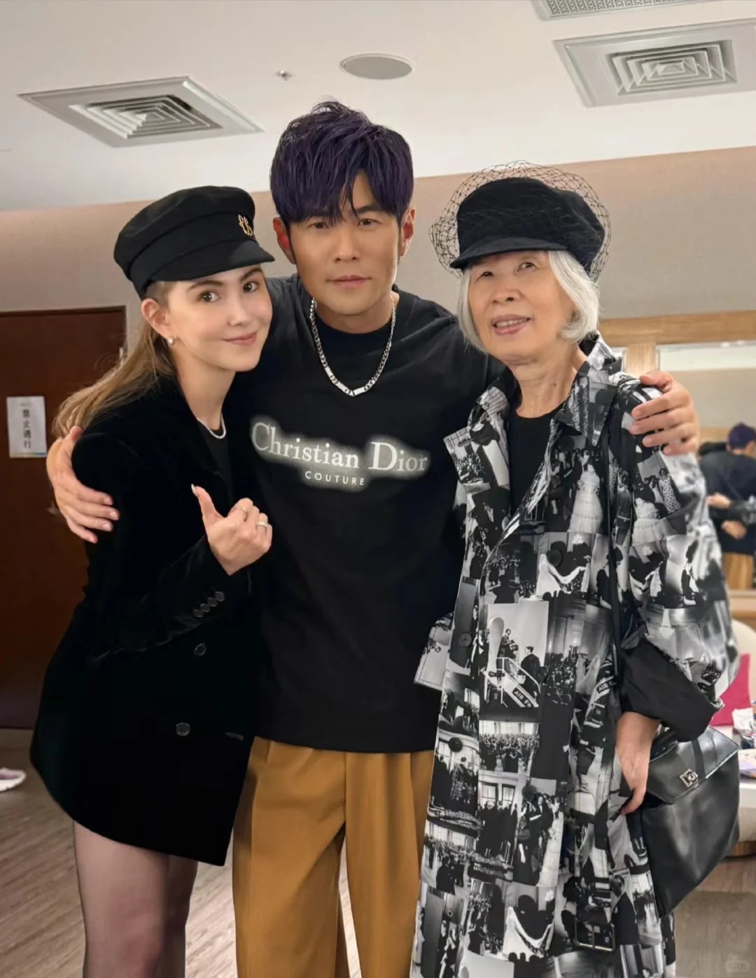全世界最幸福的两个女人出现了❗❗❗
周杰伦四场演唱会后
昆凌叶惠美盛装打扮为他庆