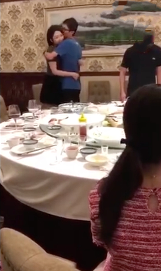 方正证券，那个女的和男领导在聚会中，旁边还有男男女女，他们两个就亲亲我我，旁若无