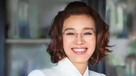 富婆前脚送巨贪前夫进监狱，后脚嫁周立波，这3位美女真大义灭亲