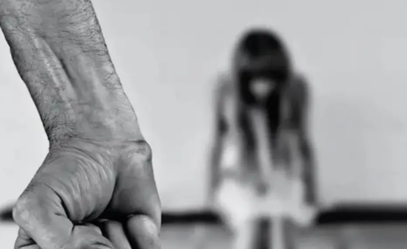 湖北一漂亮女子，在回娘家的路上，遇到一持刀歹徒，企图强奸她。女子假装顺从，示意男