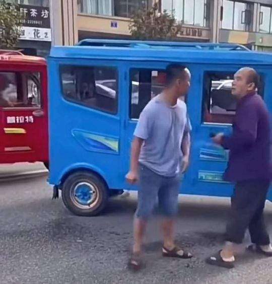 看得出来，文明社会大爷更有经验