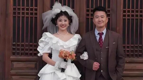 李嘉明与小18岁女友成婚