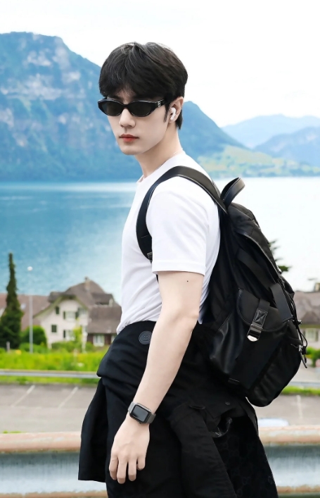 肖战：红毯上的焦点，内场的魅力之星