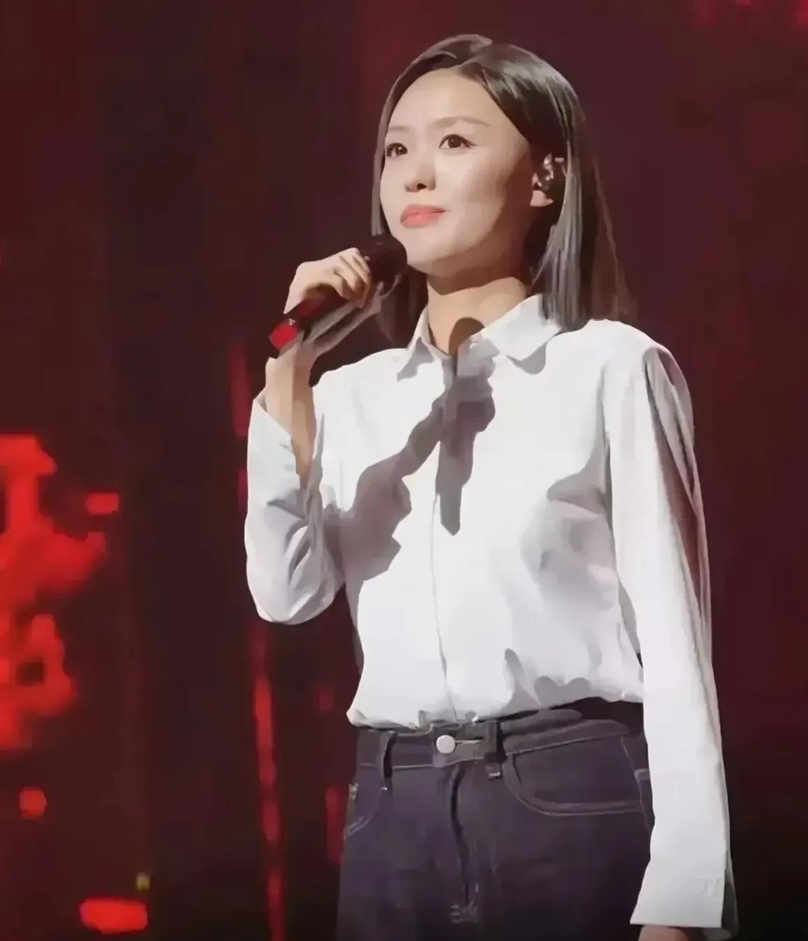 徐子尧北京演唱会，有大女主的感觉。
刀郎站在后面给她伴唱，乐队队长张旖旎帮她唱