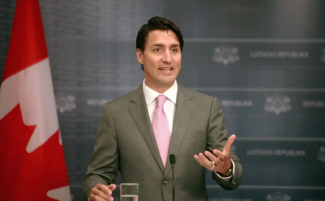 特鲁多口风转换。加拿大总统特鲁多在秘鲁接受采访，评价了朔尔茨和普京电话联系，他认