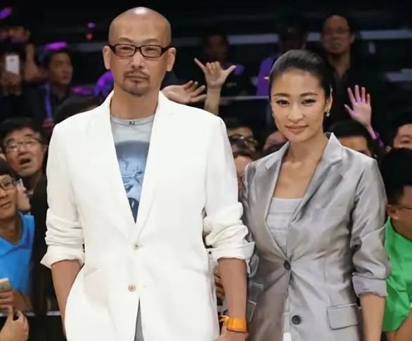 导演管虎拍戏回家后，抱着女儿就是一顿亲昵后开始和女儿玩耍，突然他定定的看着女儿脸