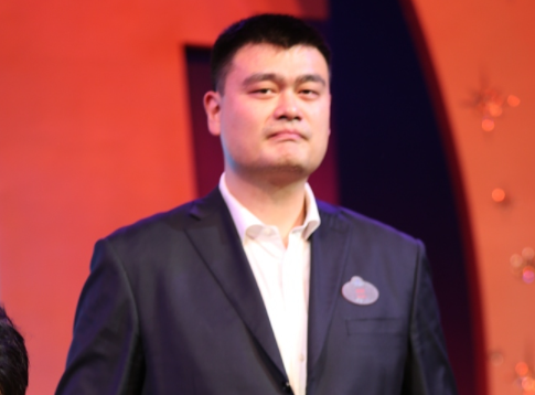 近日姚明辞去篮协主席，暗淡退场。之前姚明作为运动员，带领中国篮球取得优异成绩，但