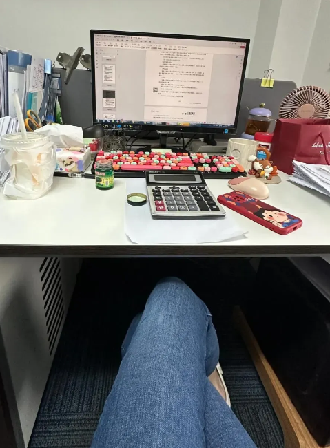 刚才又和老公吵架了，主要是因为我想辞职，老公不让我辞职，老公说你一个月上万工资，