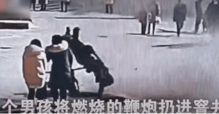 紧急提醒！千万不要往井盖里放鞭炮！
过年了，不少“熊孩子”‍‍开始花式玩鞭炮，有