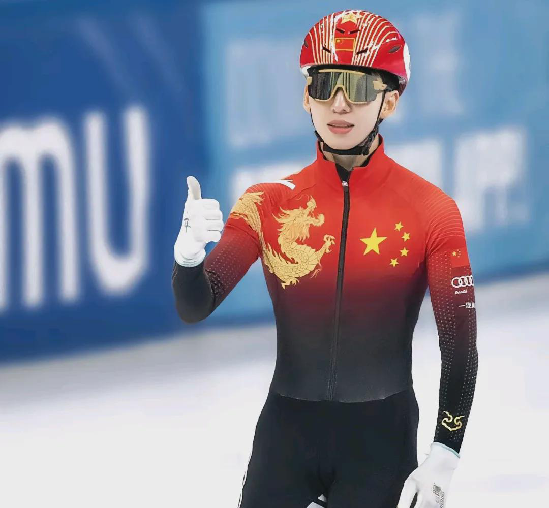 爆！林孝埈领奖台当场扯衣领露“神秘纹身”！ 这事，现在闹得沸沸扬扬的，跟菜市场一