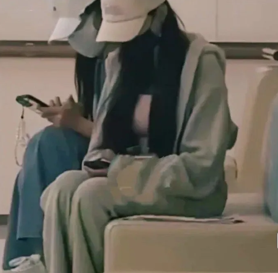 叶珂产检是摆拍。

叶珂身边人爆料叶珂产检频繁上热搜是故意安排狗仔拍摄。

她这