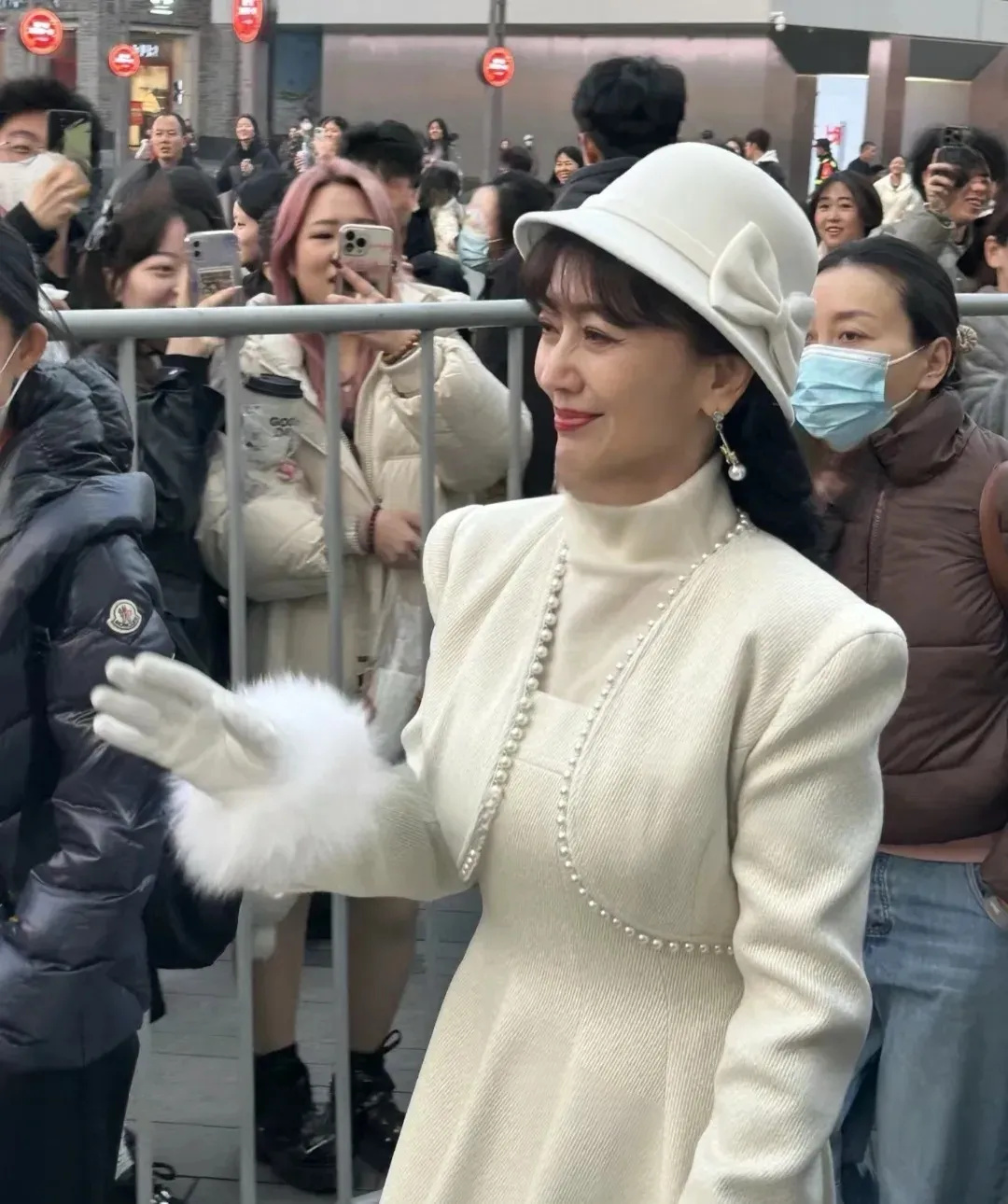 1月24日，杭州西湖人山人海，原来是赵雅芝和陈美琪现身西湖，路人纷纷围拢过来，拍