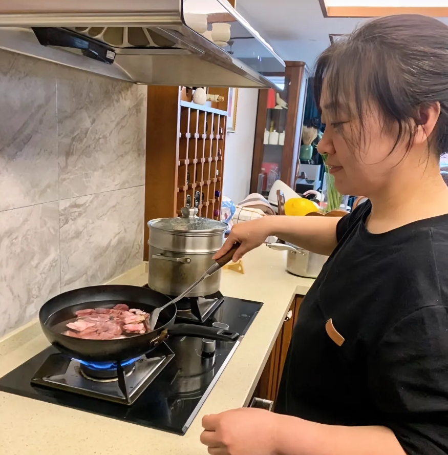 住女儿家，我竟成了“免费保姆”。我就这么一个宝贝女儿，她爸走得早，那些年我一个人