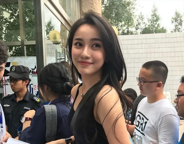 又一“谋女郎”上线！再次向大家证明了，74岁张艺谋的顶级审美（张艺谋评价谋女郎长相）-第11张图片-九妖电影