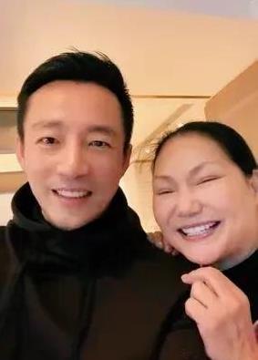 台湾法律界人士上节目说S妈就是在瞎闹腾。
S妈打着各种名义跟汪小菲要2.5亿台币