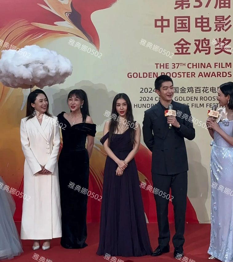 王子文也老了，不但个子矮还又黑又瘦皮肤油腻，嘴也变大了，表情很夸张，以前的俏皮和