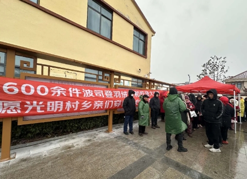 每家有几千元礼品，60岁以上老人有一万元。是按户发，除了钱外，还有200斤米面粮