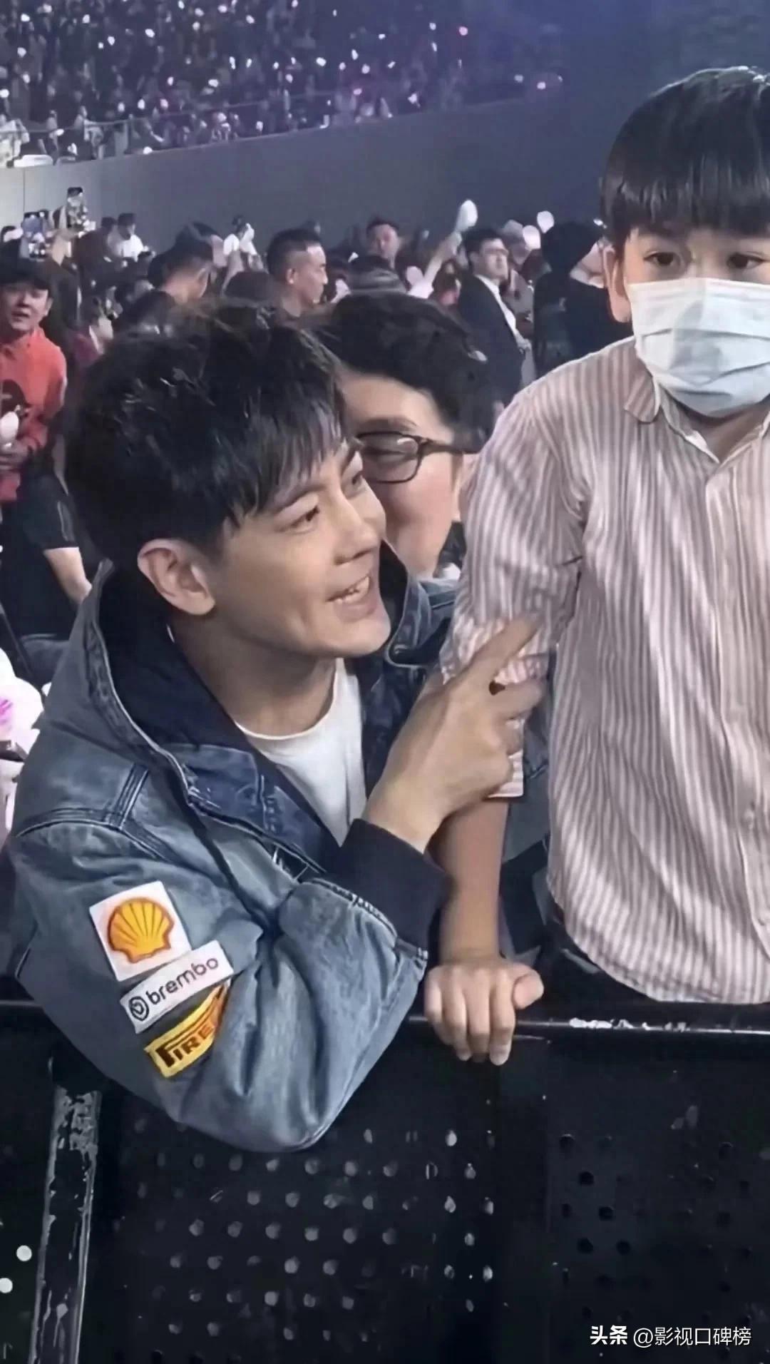 林志颖看演唱会状态超好，9岁儿子罕见出镜
