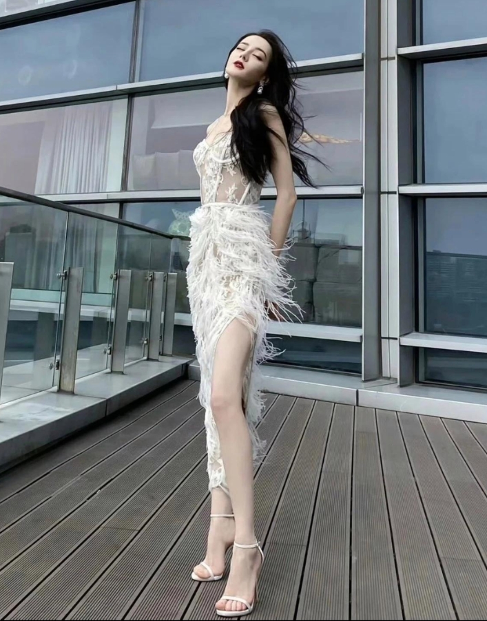 迪丽热巴｜吊带蕾丝，这您受得了嘛