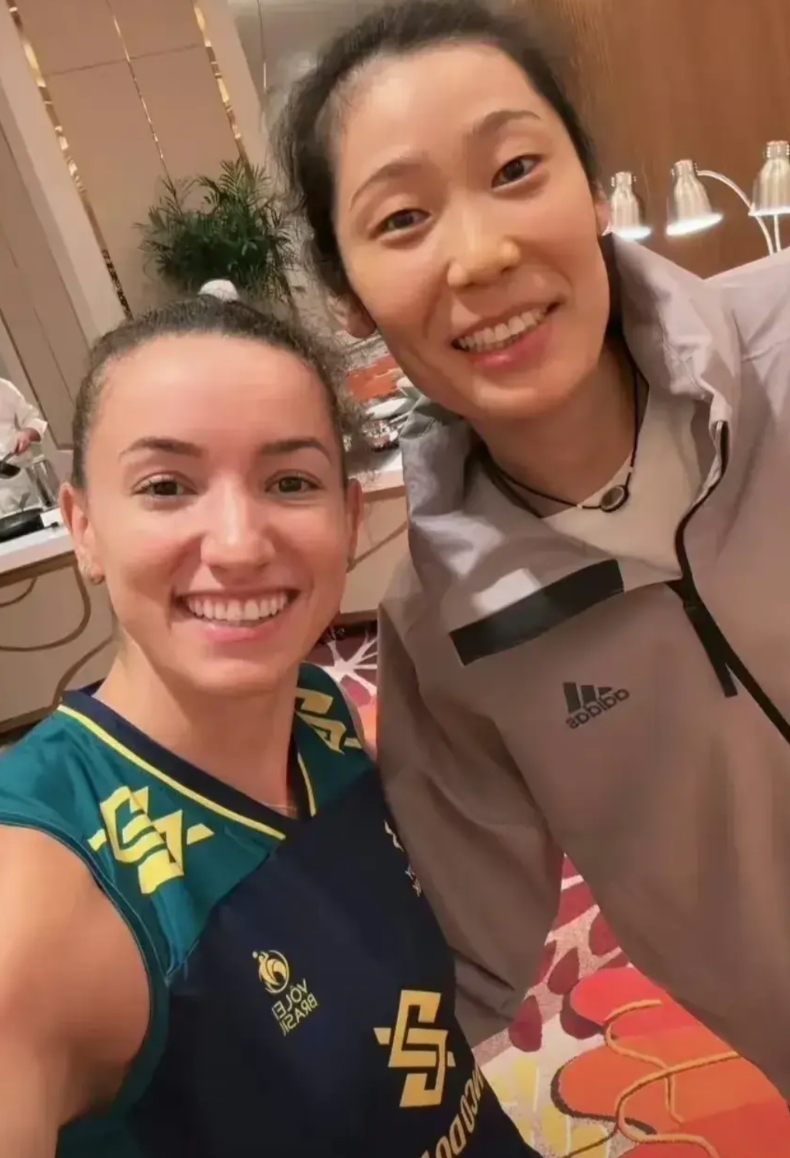 科内利亚诺女排堪称“国际纵队”

朱婷——中国女排队长
加比——巴西女排队长
哈