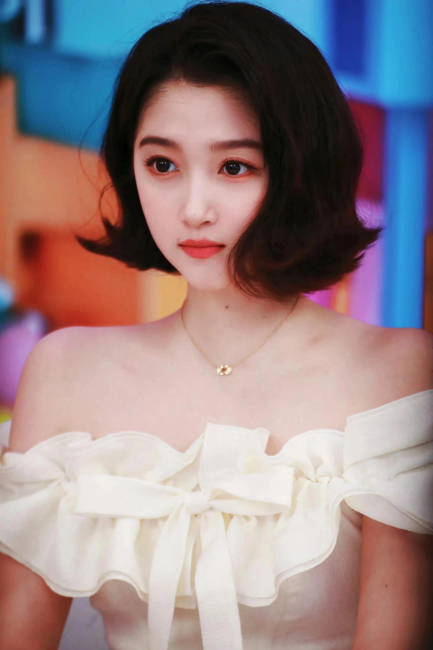 关晓彤像个小公主