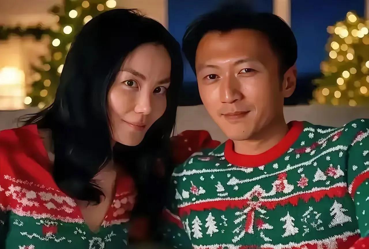 王菲是个厉害的主儿！
她明明知道谢老爷子喜欢孙子，
却和谢霆锋恋爱这么多年，
不