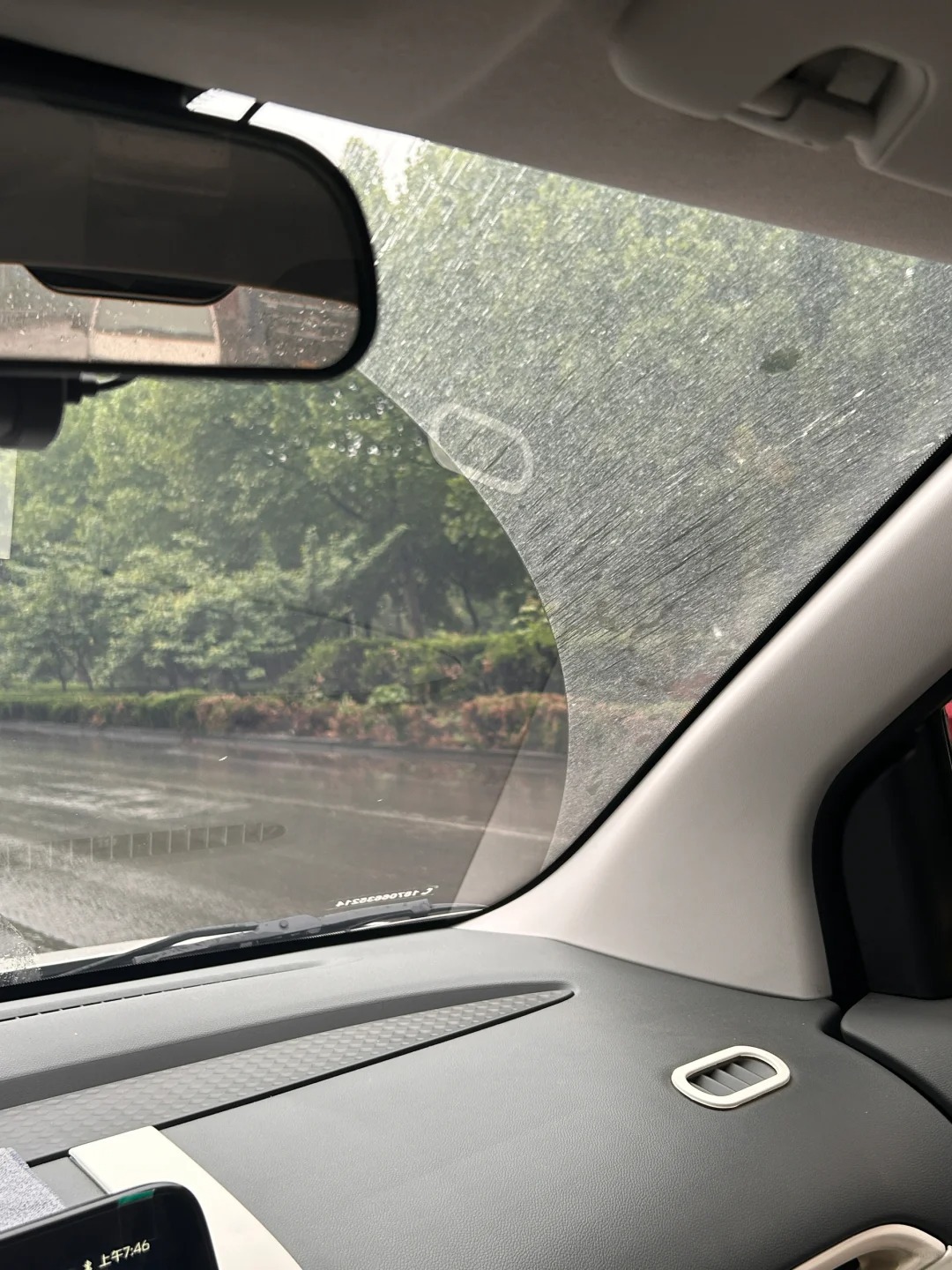 玻璃水真的可以救命！
玻璃水！雨后开车一定要有玻璃水.
最好的习惯应该是买了玻璃