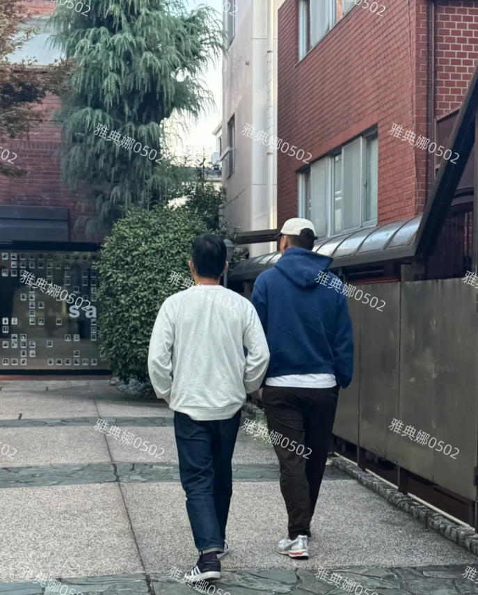 梁朝伟也老了，两鬓斑白眼角也明显耷拉了，当年的电眼男神眼睛也失去光彩了。
东京遇